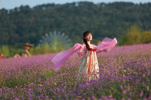 Art Language Vol.5115 featuring Nuo Nuo Chi Nuo Mi: A Masterpiece of Contemporary Portraiture - image 4