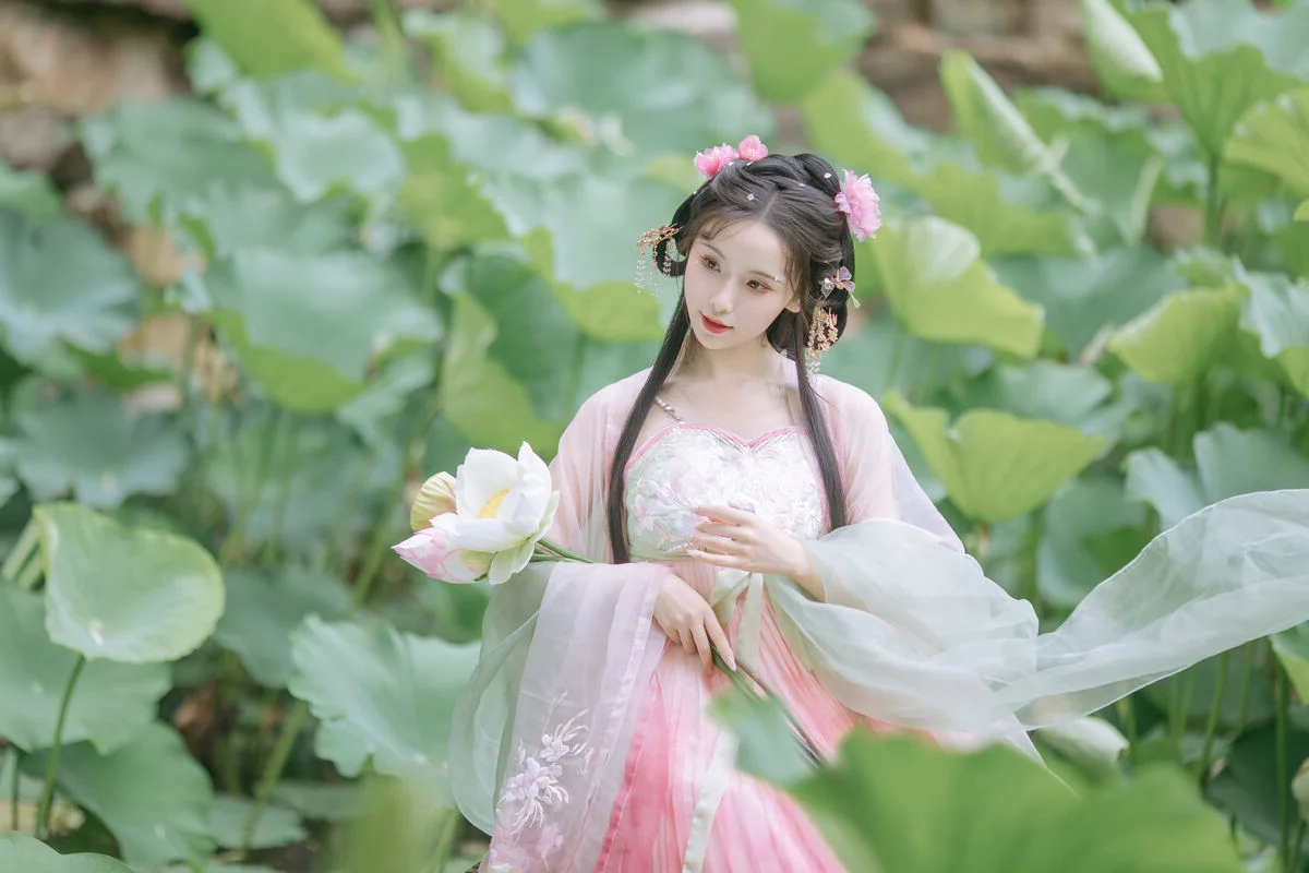 Enchanting Grace: Yi Ming in Hanfu Amidst Lotus Pond | YiTuYu Vol.8804