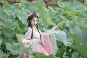 Enchanting Grace: Yi Ming in Hanfu Amidst Lotus Pond | YiTuYu Vol.8804 - image 5