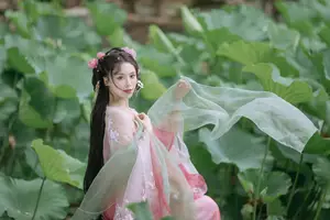 Enchanting Grace: Yi Ming in Hanfu Amidst Lotus Pond | YiTuYu Vol.8804 - image 14