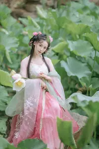 Enchanting Grace: Yi Ming in Hanfu Amidst Lotus Pond | YiTuYu Vol.8804 - image 4