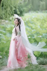 Enchanting Grace: Yi Ming in Hanfu Amidst Lotus Pond | YiTuYu Vol.8804 - image 1
