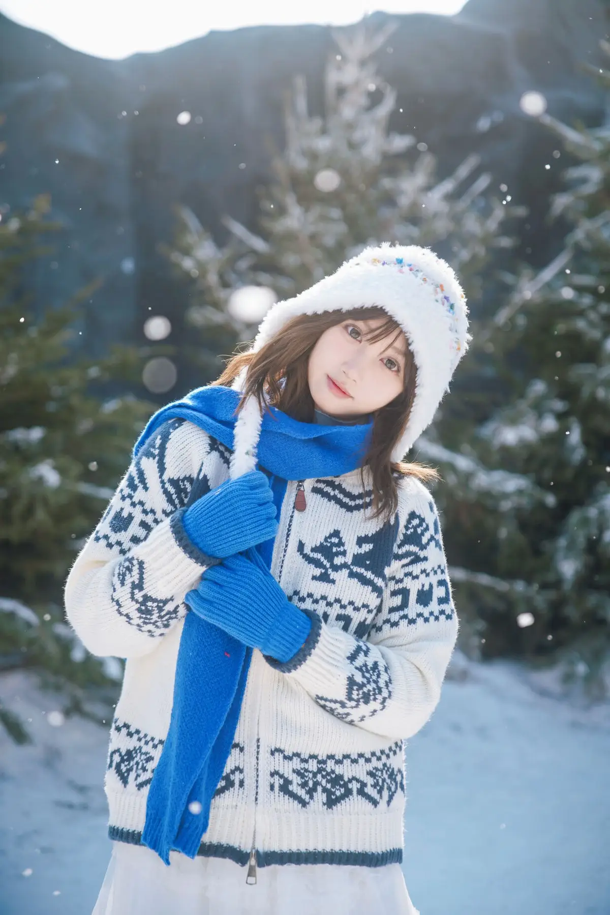 Cozy Winter Charm: Pao Pao Xiao Mie's Warmth Amidst the Snow Vol.8544
