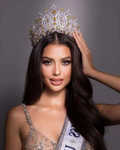 Captivating Glamour: Exploring the Seductive Charm of the Timeless Beauty Award Winner - image 4