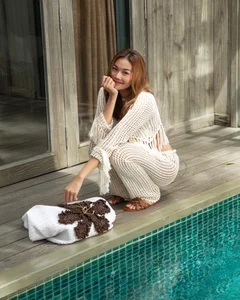 How Vietnamese Celebrities Master the Art of Styling Slides and Sandals for Casual Chic - image 9
