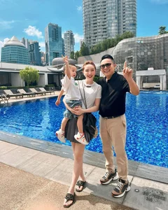 How Vietnamese Celebrities Master the Art of Styling Slides and Sandals for Casual Chic - image 1