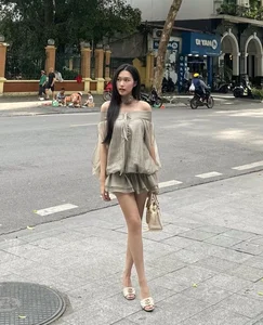 How Vietnamese Celebrities Master the Art of Styling Slides and Sandals for Casual Chic - image 12