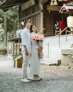 How Vietnamese Celebrities Master the Art of Styling Slides and Sandals for Casual Chic - image 0