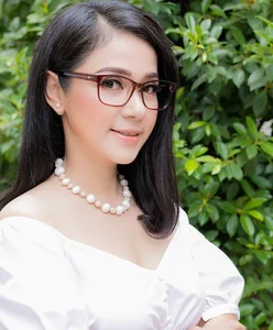 Vietnamese Cinema Icon Viet Trinh: Timeless Beauty and Heartwarming Moments with Her Son at 51 - image 1