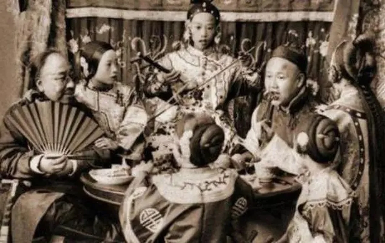 Rare Historical Portraits: The Timeless Beauty of Consort Zhen in the Qing Dynasty