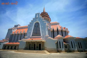 Discover the Modern Architectural Marvel of Hue: The Redemptorist Church in Vietnam's Ancient Capital - image 2