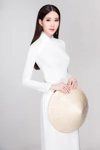 Timeless Elegance: Đặng Thu Thảo Shines in Exquisite Traditional Vietnamese Ao Dai - image 2