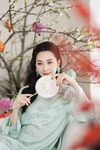 Timeless Elegance: Đặng Thu Thảo Shines in Exquisite Traditional Vietnamese Ao Dai - image 11