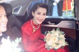 Timeless Elegance: Đặng Thu Thảo Shines in Exquisite Traditional Vietnamese Ao Dai - image 3