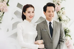 Timeless Elegance: Đặng Thu Thảo Shines in Exquisite Traditional Vietnamese Ao Dai - image 0