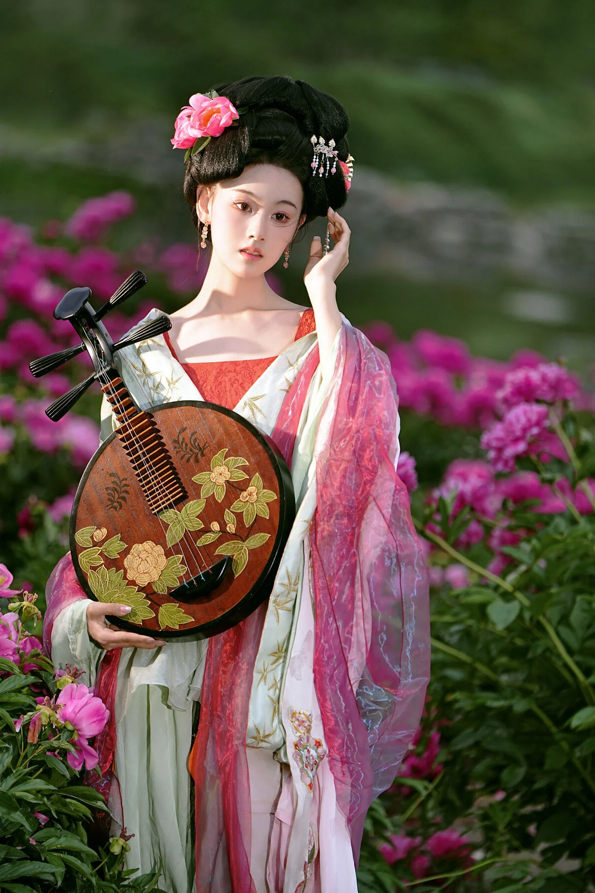 Elegant Floral Portraits with Li Zhi Xiao Ye: Romantic Peony Garden Aesthetic Vol.9113