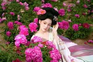 Elegant Floral Portraits with Li Zhi Xiao Ye: Romantic Peony Garden Aesthetic Vol.9113 - image 6