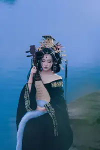 YiTuYu Vol.8704 Xiao Hong: Mysterious Traditional Beauty with Pipa by the Lake - image 7