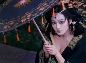 YiTuYu Vol.8704 Xiao Hong: Mysterious Traditional Beauty with Pipa by the Lake - image 4