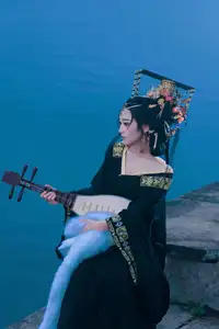 YiTuYu Vol.8704 Xiao Hong: Mysterious Traditional Beauty with Pipa by the Lake - image 9