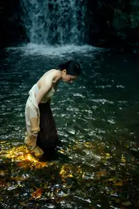 YiTuYu Vol.8530 Yi Ming: Ethereal Beauty, Mysterious Light on Water - image 1