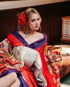 Quynh Luong vs. Xoai Non: A Comparison of Iconic Fashion Styles and Glamorous Beauty Looks - image 1