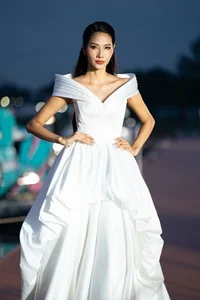 Model Thúy Hạnh and Her Stylish Daughters Make a Grand Appearance at a Major Fashion Runway Event - image 4