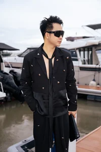 Model Thúy Hạnh and Her Stylish Daughters Make a Grand Appearance at a Major Fashion Runway Event - image 1