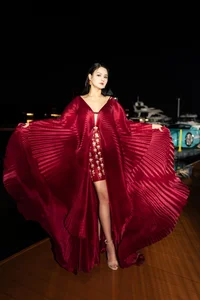 Model Thúy Hạnh and Her Stylish Daughters Make a Grand Appearance at a Major Fashion Runway Event - image 7