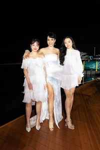 Model Thúy Hạnh and Her Stylish Daughters Make a Grand Appearance at a Major Fashion Runway Event - image 0