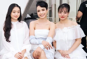 Model Thúy Hạnh and Her Stylish Daughters Make a Grand Appearance at a Major Fashion Runway Event - image 3