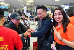 Vietnamese Fans Travel for ASEAN Cup Final Support and Tourism - image 0