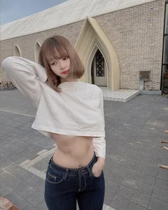 Exploring the Bold Underboob and Braless Fashion Trends in Modern Street Style - image 6