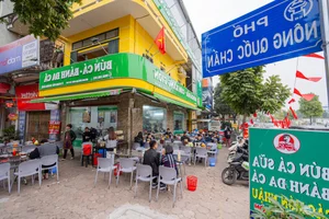 Hanoi's Famous Milk Fish Noodle Soup: Selling 1,000 Bowls Daily - image 8