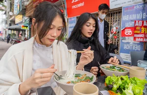 Hanoi's Famous Milk Fish Noodle Soup: Selling 1,000 Bowls Daily - image 2