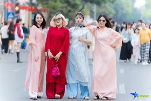 Charming Hanoi: Capturing the Soul of Lunar New Year in Traditional Ao Dai - image 6