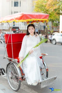 Charming Hanoi: Capturing the Soul of Lunar New Year in Traditional Ao Dai - image 4