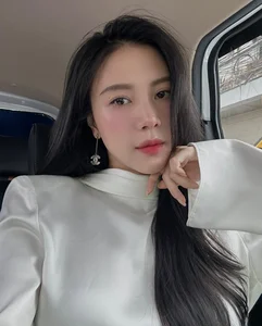 Stunning Transformation: How This Former Flight Attendant Embraced a New Life of Elegance and Style - image 1