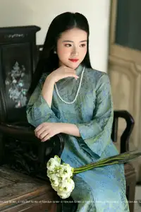 Elegant Vietnamese Ao Dai: Timeless Beauty of an Asian Lady - image 0
