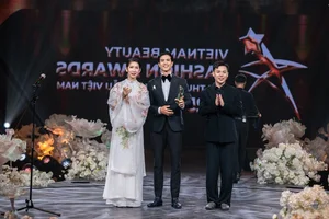 Supermodel Vo Hoang Yen Honored with Prestigious Dedicated Model of the Year Award - image 2