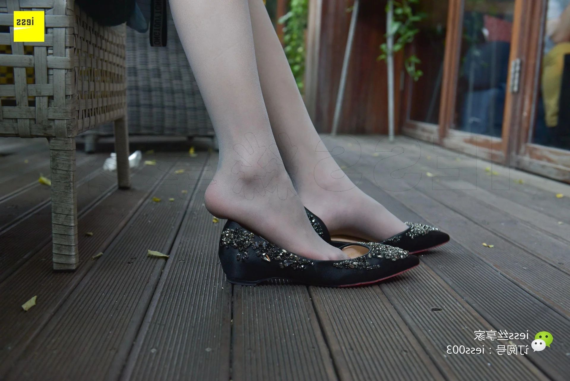IESS Silk Expert 093: Featuring Qi Qi in a Playful Poolside Photography Series