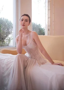Vietnamese Actress Huyen Lizzie Shines with Timeless Beauty at Age 35 - image 4