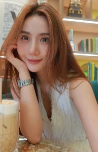 Vietnamese Actress Huyen Lizzie Shines with Timeless Beauty at Age 35 - image 1