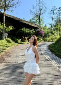 Vietnamese Actress Huyen Lizzie Shines with Timeless Beauty at Age 35 - image 11