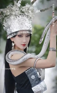 Stunning Cosplay Model Goes Viral for Her Unusual Pet Snakes - image 5