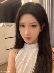 Stunning Cosplay Model Goes Viral for Her Unusual Pet Snakes - image 4