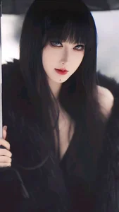 Stunning Cosplay Model Goes Viral for Her Unusual Pet Snakes - image 3
