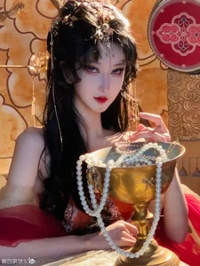 Stunning Cosplay Model Goes Viral for Her Unusual Pet Snakes - image 2