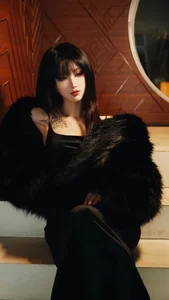 Stunning Cosplay Model Goes Viral for Her Unusual Pet Snakes - image 0
