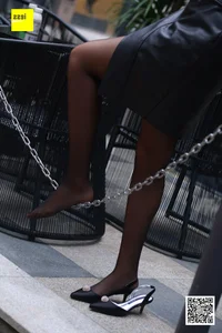 Urban Elegance: Zi Zi in IESS Sixiangjia 243 Street Style Stockings Photography - image 19